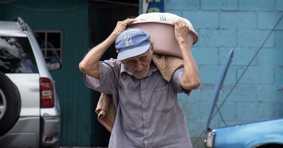 Cada vez más adultos mayores se ven obligados a trabajar y el país por la caída de las jubilaciones