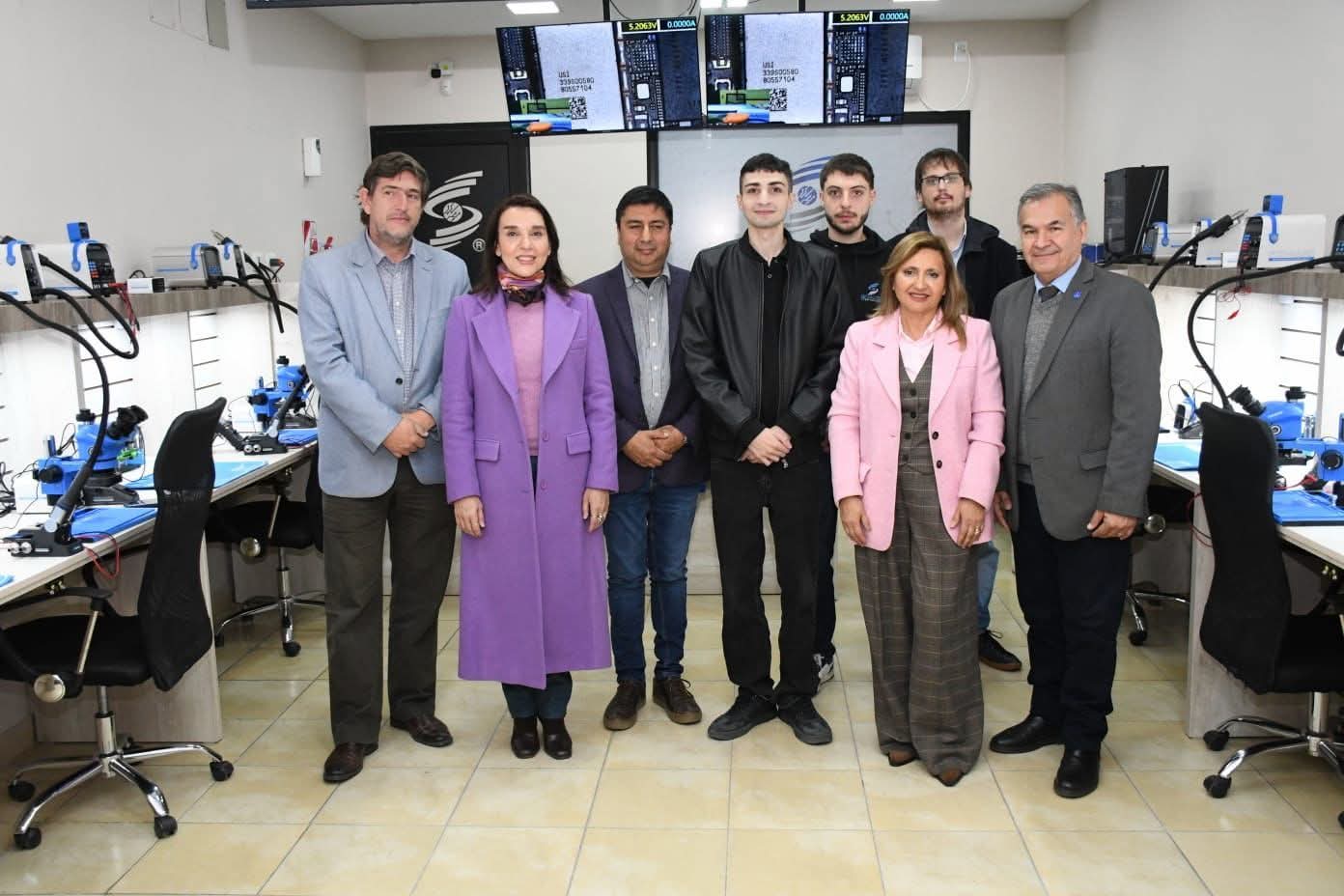 La intendente Fuentes y la ministra Nassif visitaron un nuevo espacio de formación laboral en tecnología
