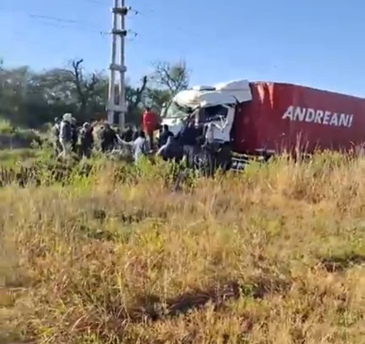 Violento accidente sobre Ruta 34 dejó dos camiones destruidos y una persona atrapada