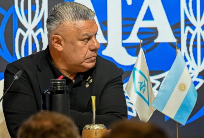 La AFA desmintió que la Justicia de Estados Unidos citara al “Chiqui” Tapia y le secuestrara el celular