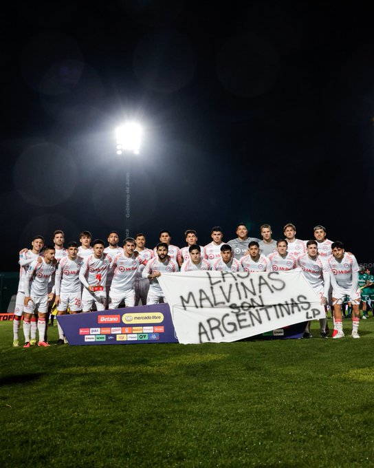 Argentinos Jrs también mostró la bandera de "Las Malvinas son argentinas" en el arranque del Torneo