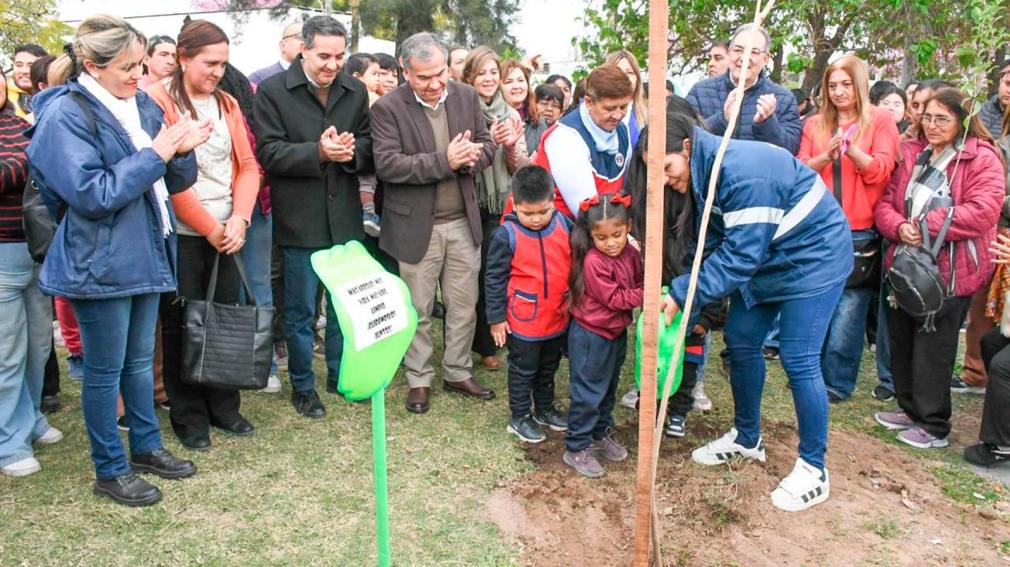 El municipio celebró el Día del Árbol con una jornada de forestación en el barrio Borges