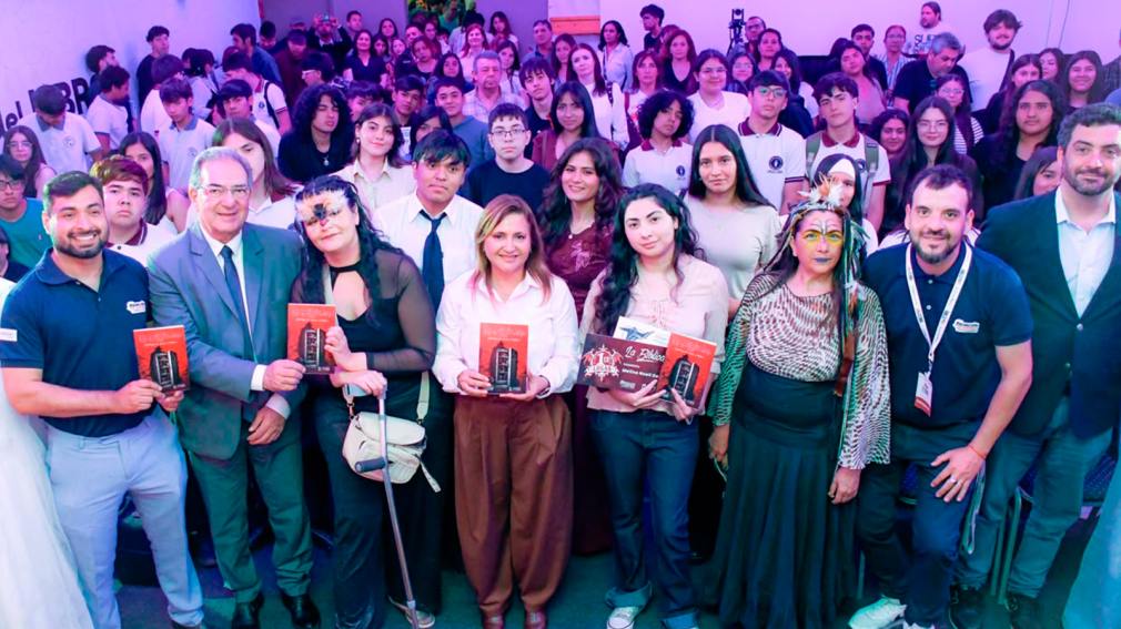 Fuentes destacó a jóvenes escritores en la presentación de la 3° edición de La Bibliodera en la Feria del Libro