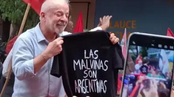 Brasil: Lula exhibió una remera con la consigna “Las Malvinas son argentinas” en el cierre de su campaña