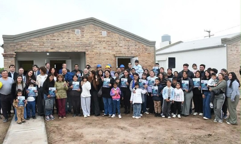 Familias de Mansupa recibieron la llave de su vivienda