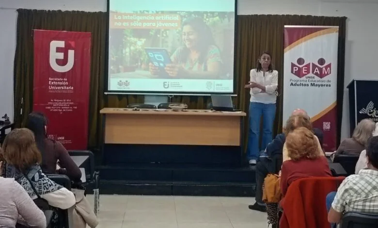 Adultos mayores aprenden a incorporar la Inteligencia Artificial a su vida cotidiana